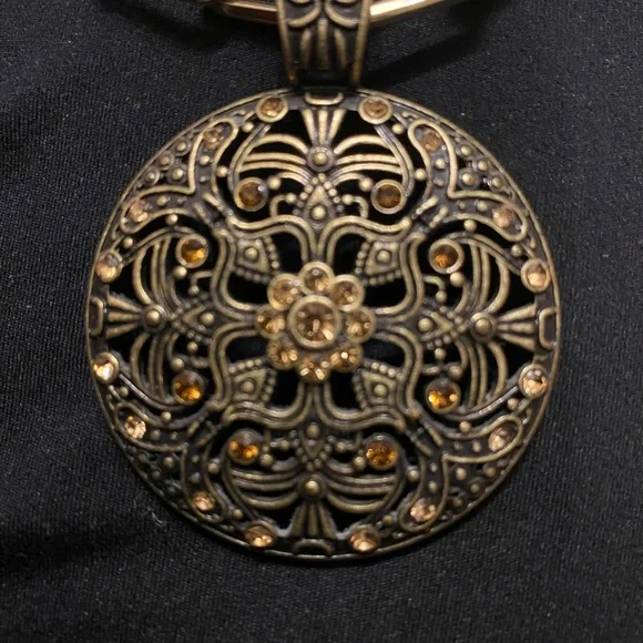 Elegant Gold Pendant Necklace - Picture 6 of 7